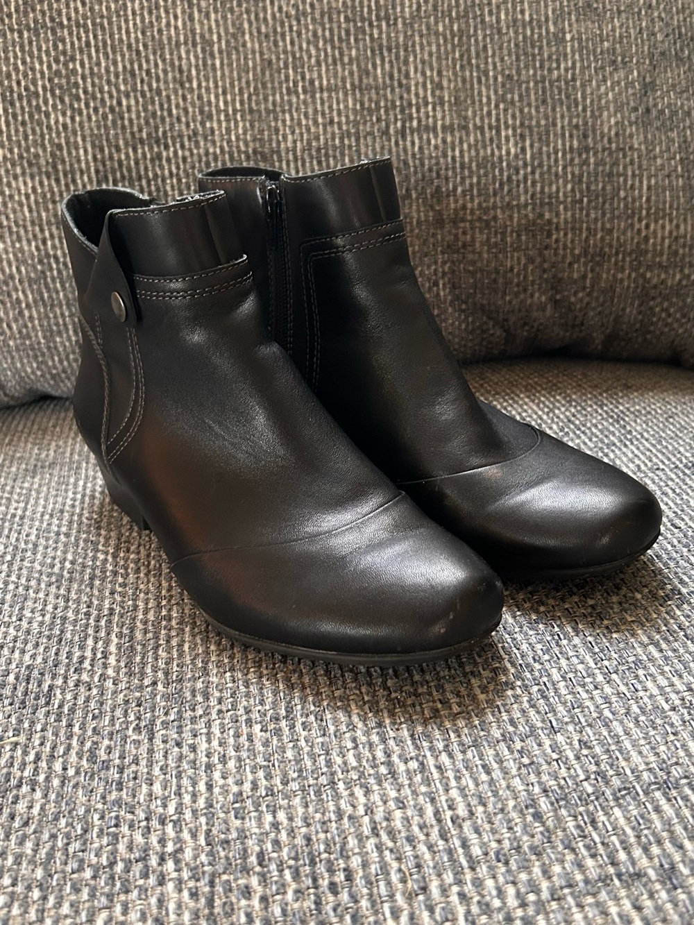 Taos Footwear Black Leather Ankle Booties size 7.5 great condition